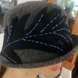Callanan millinery super cute gray NWT decal hat